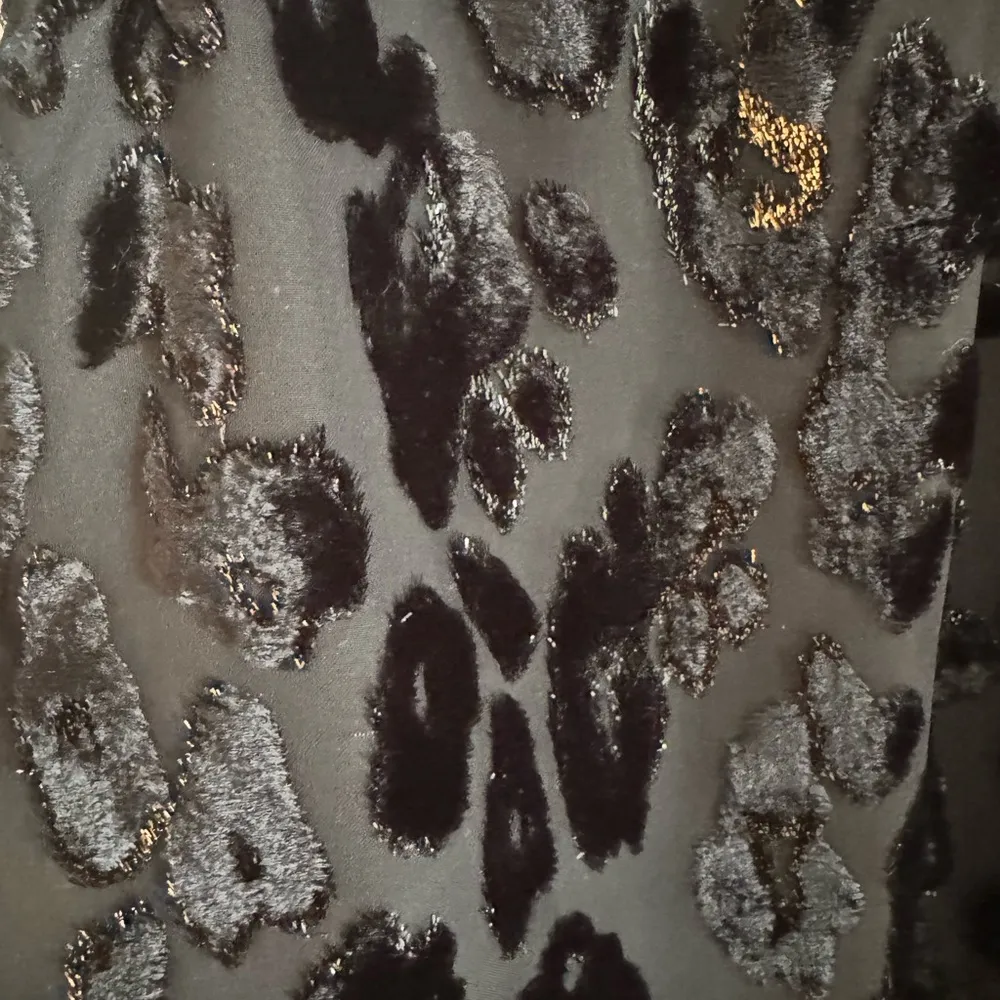 Ann Taylor Women’s Sleeveless Black Top With Velvet Accents Size Med Holiday - Image 3