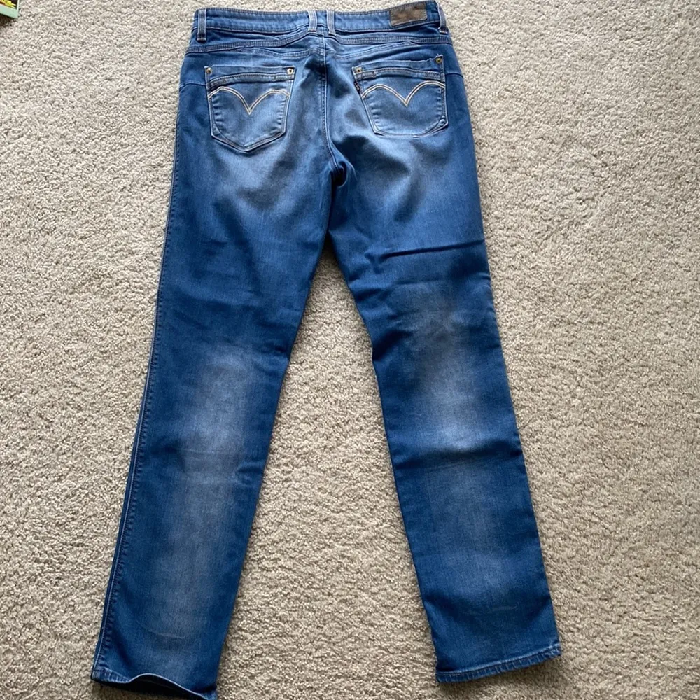 Levi’s Skinny Leg Flatters & Flaunts medium wash blue jeans women’s size 6 8 - Image 5