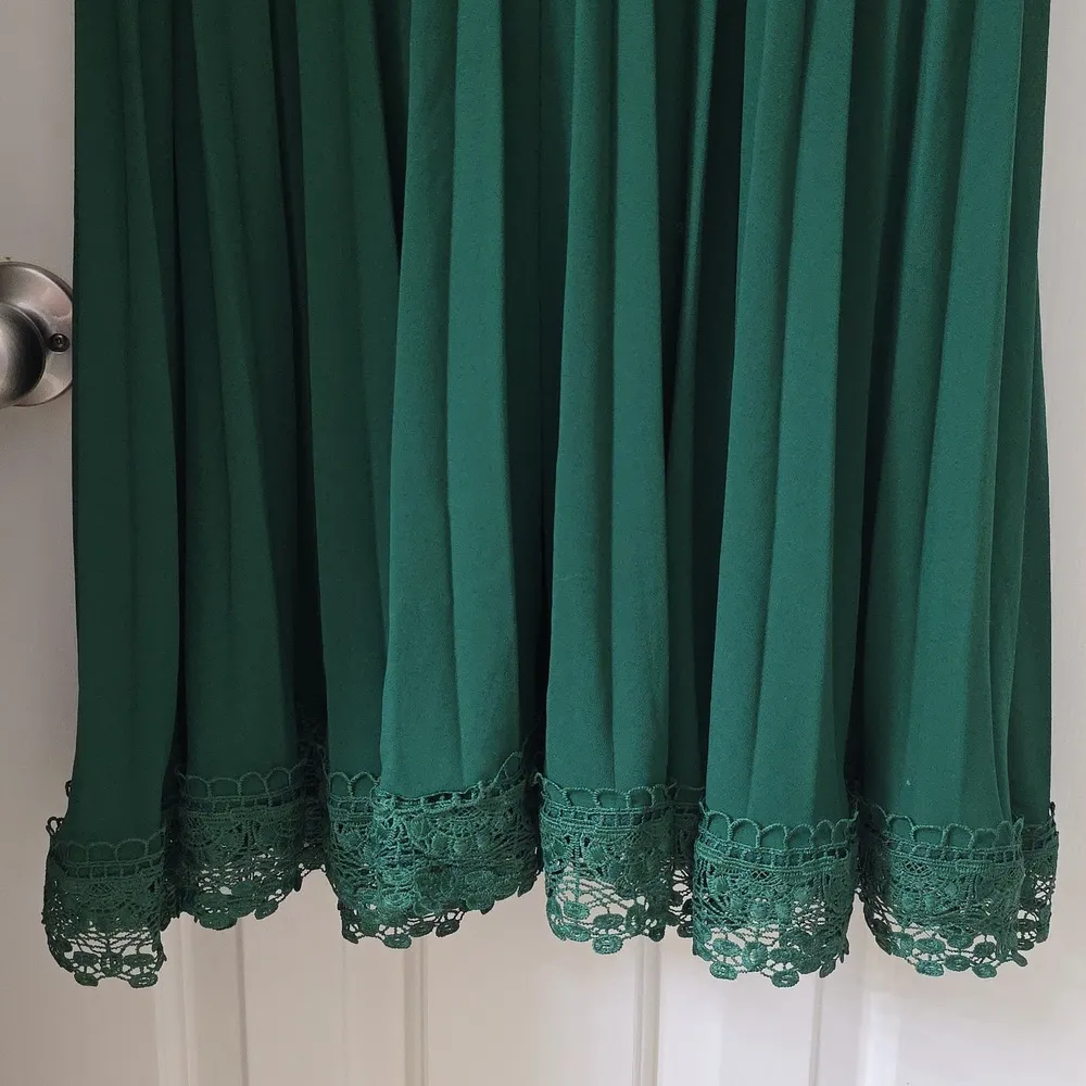 The Clothing Co Dress Floor Length Pleated Lace Edge Tie Back Emerald Green Larg - Image 4