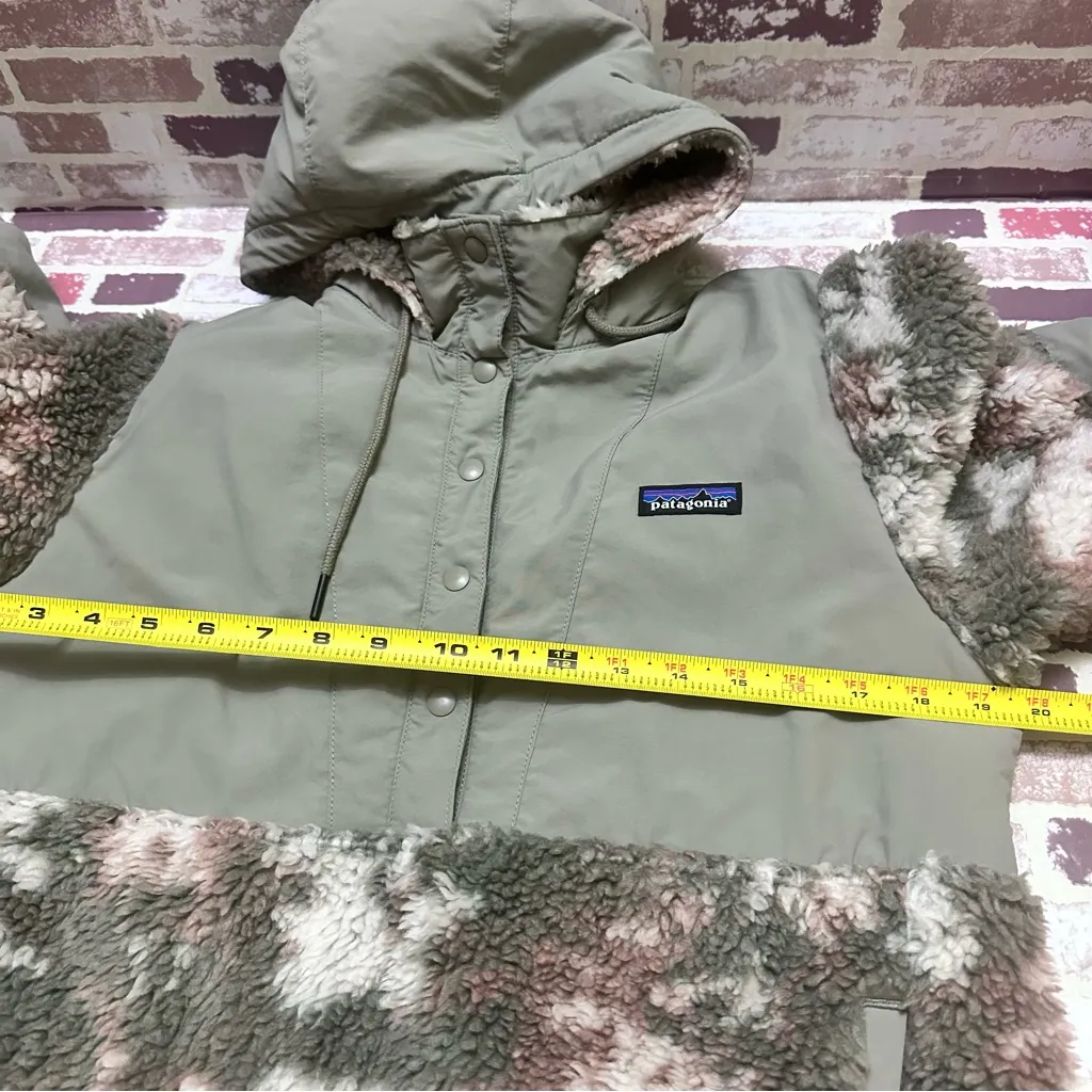 Patagonia Women's Green and Cream Teddy Jacket vintage - Image 9