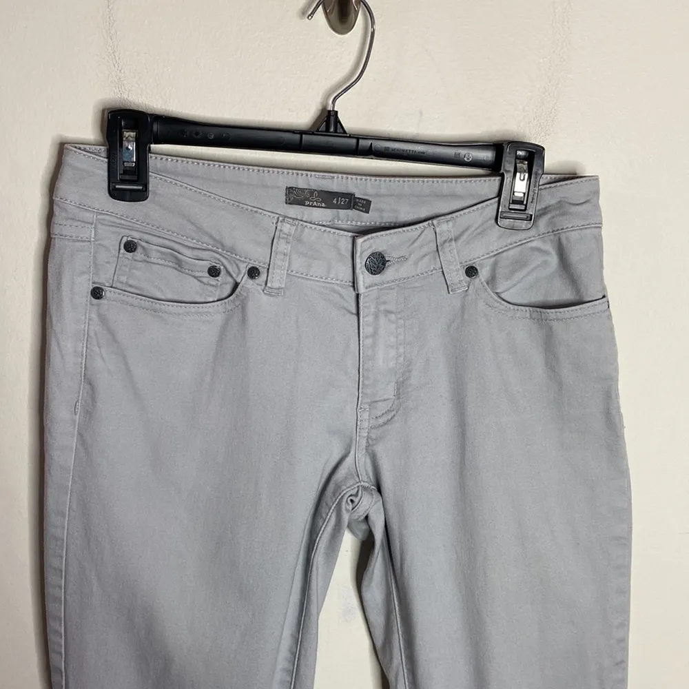 Kara fitted low rise slim leg organic cotton blend jeans in pale grey sz 4 - Image 3