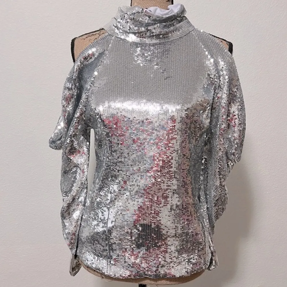 I•N•C International Concepts cold shoulder top silver sequins. Size M NWT - Image 2