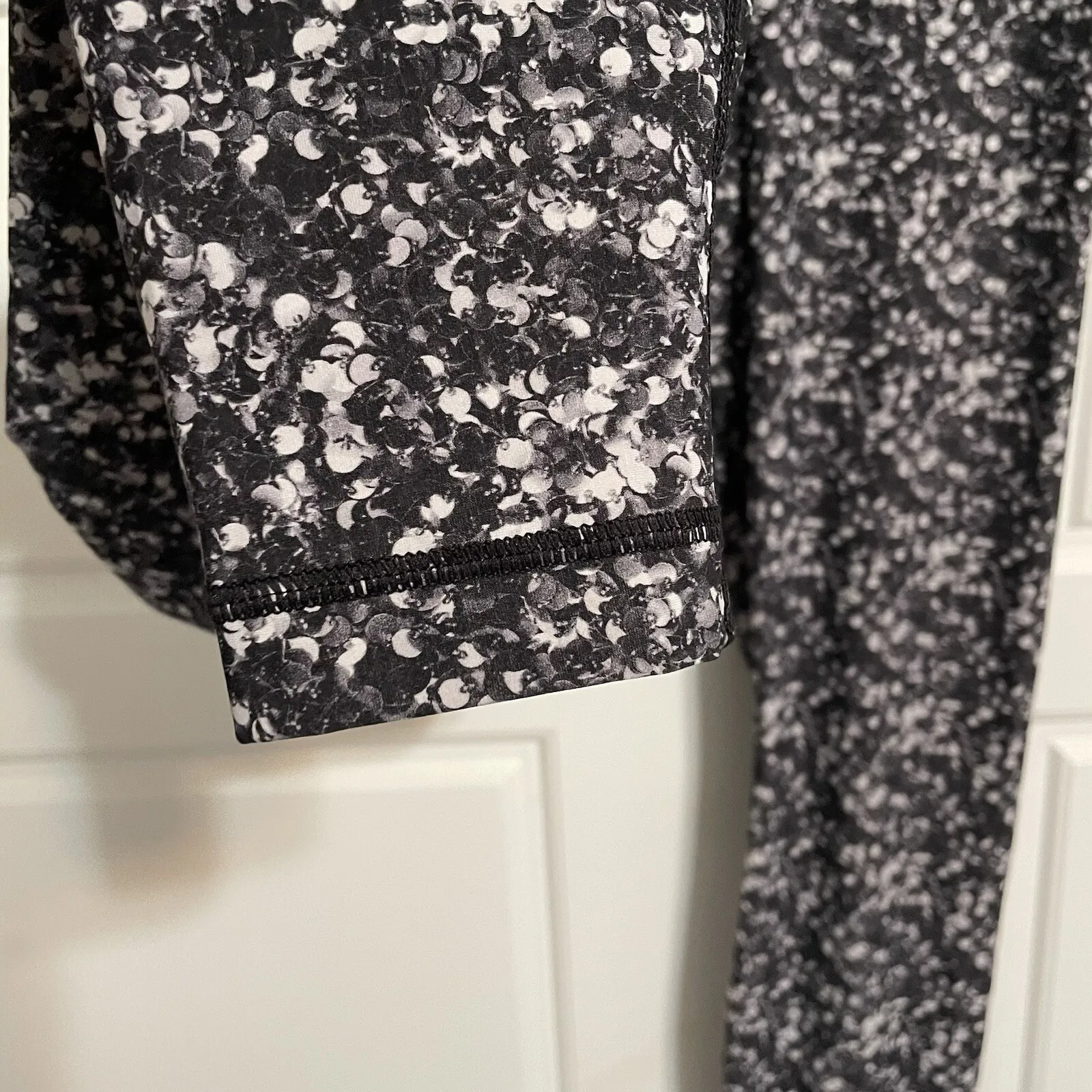 Lululemon High-Waisted Black & White Speckled Athletic Leggings leggings‎ Sz 4 - Image 4