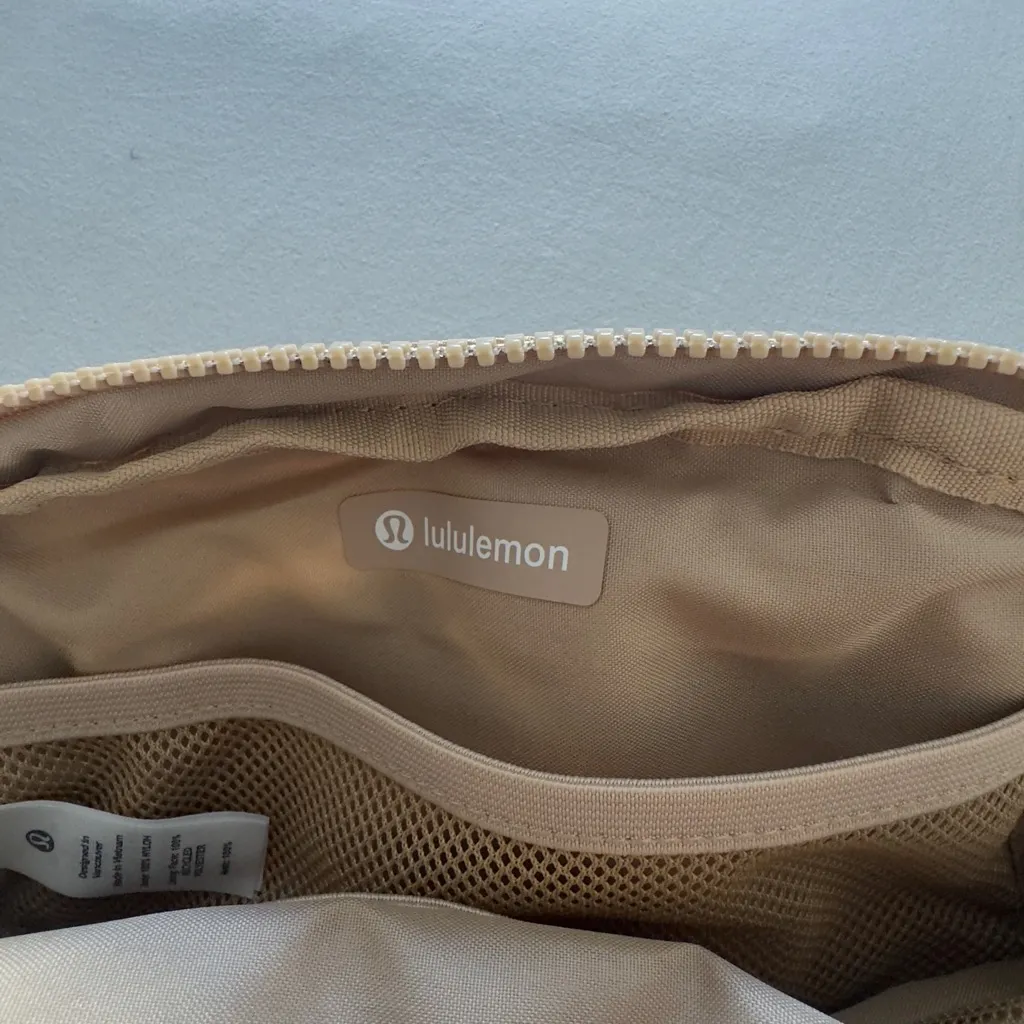 Lululemon Everywhere mini 1L Belt Bag in trench NWT - Image 10