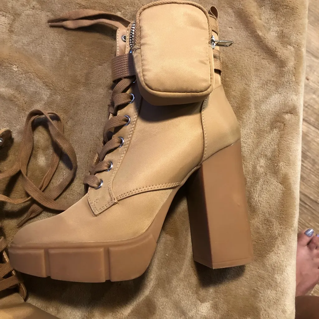 Women’s tan lace up boots with pouch. Size 6.5. New. - Image 3