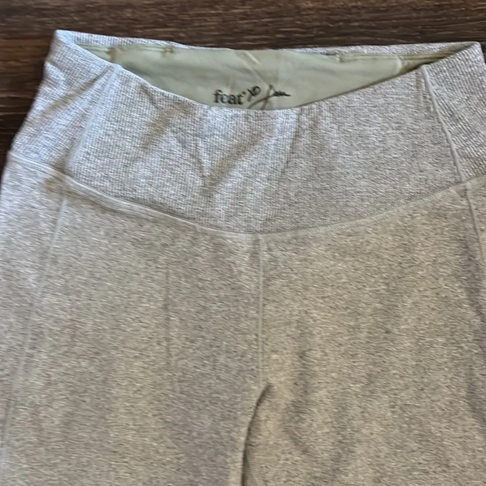 Gray work out leggings - Image 2