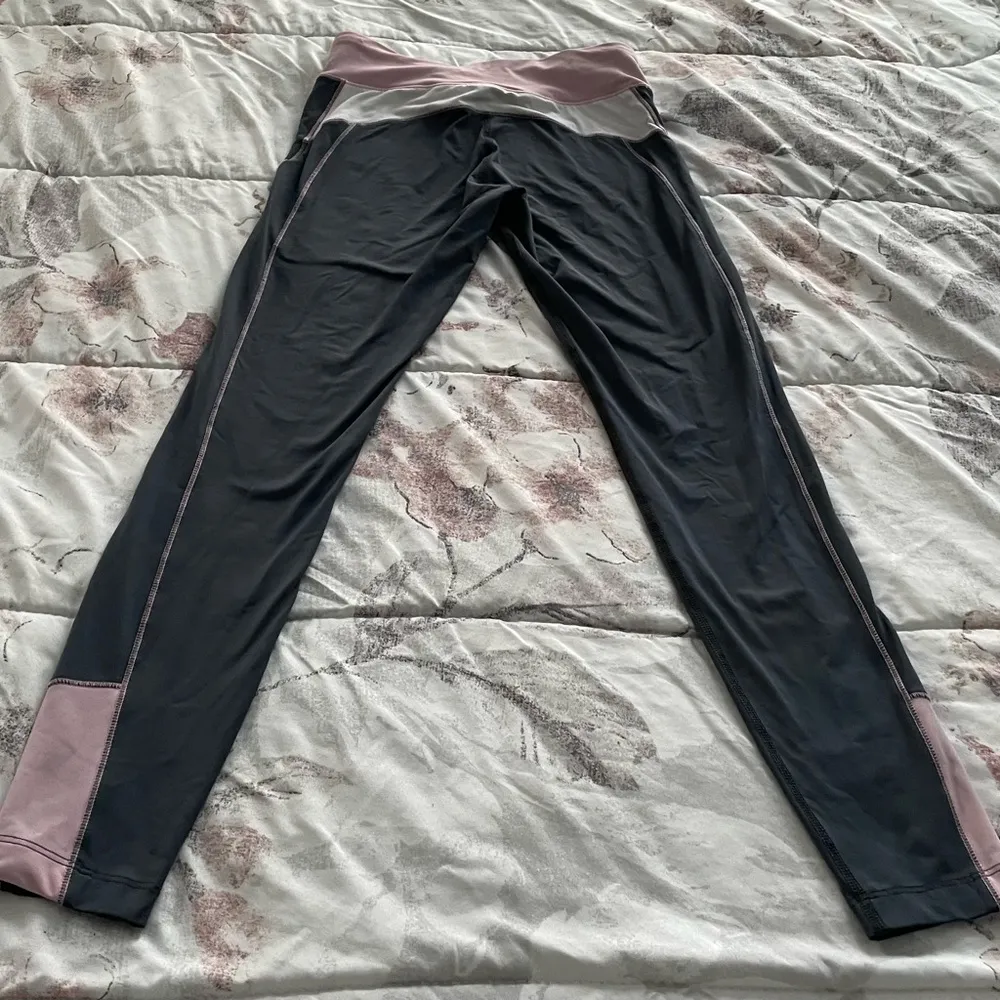 Bebe Sport gray with pink & white inside pocket athletic leggings, size XS - Image 14