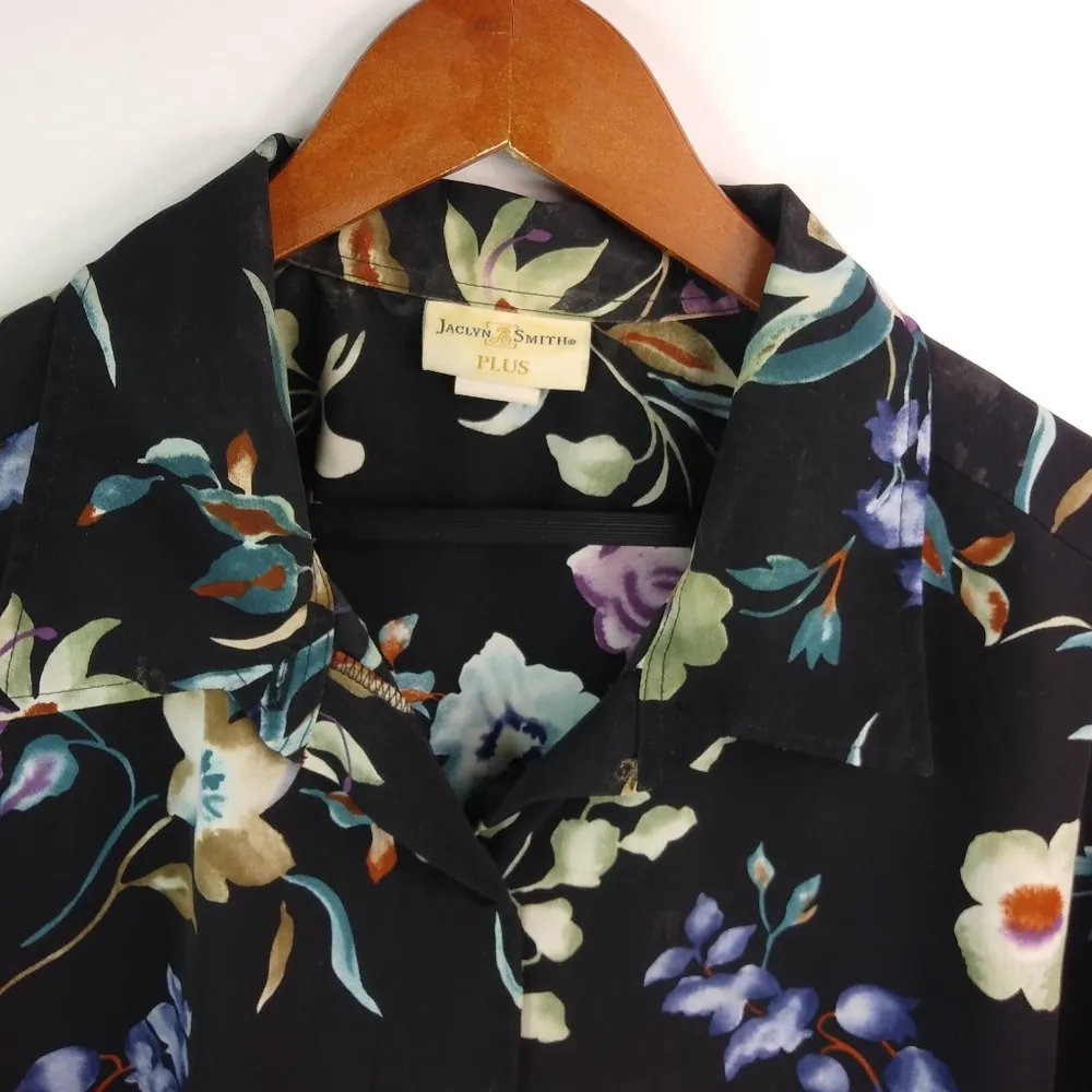 Jaclyn Smith 26 Short Sleeved Black All Over Floral Button Up Top Plus - Image 4