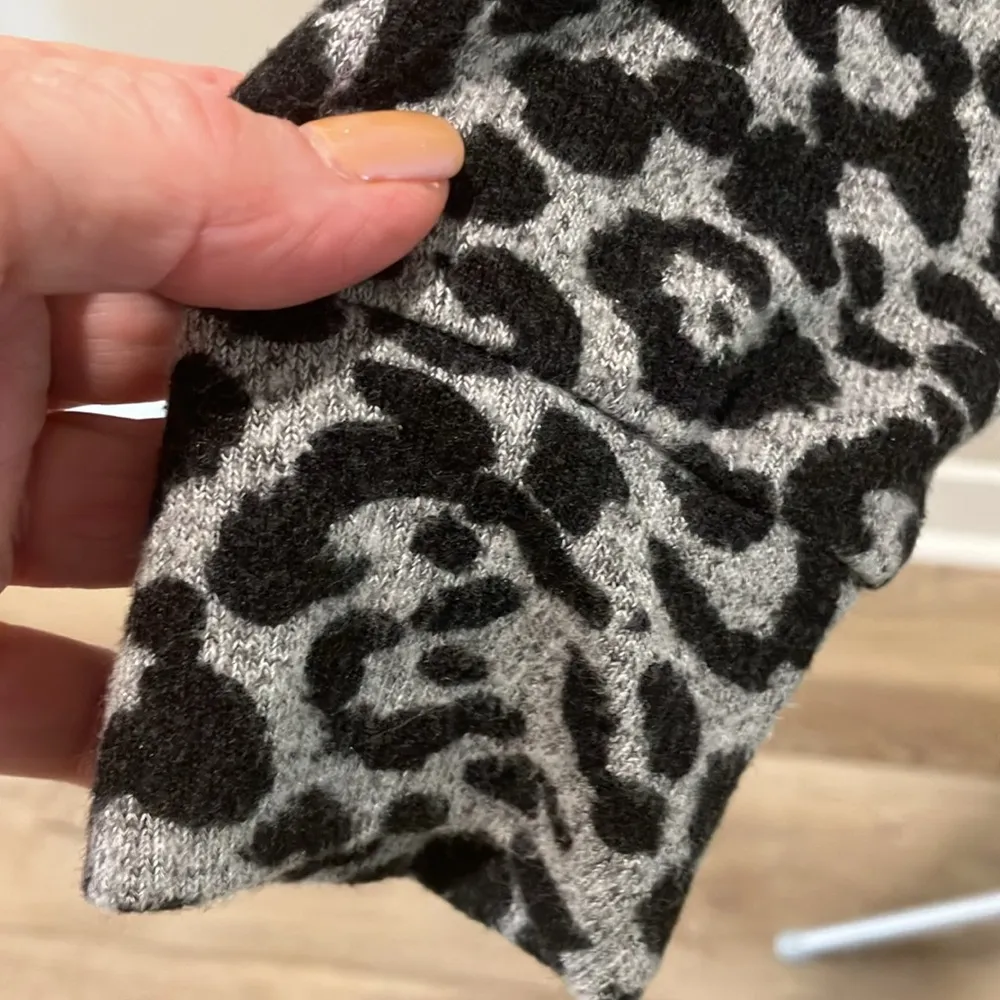 Coin 1804 Black Grey Animal Print Soft Stretchy Lightweight Sweater Size L - Image 3