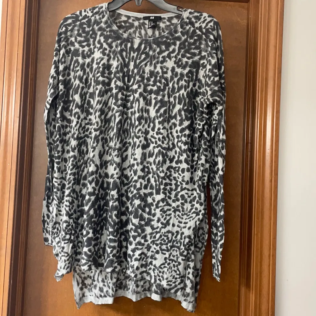H&M Hi Lo Gray Black Animal Print Light Weight Oversized Tunic Sweater - Image 2