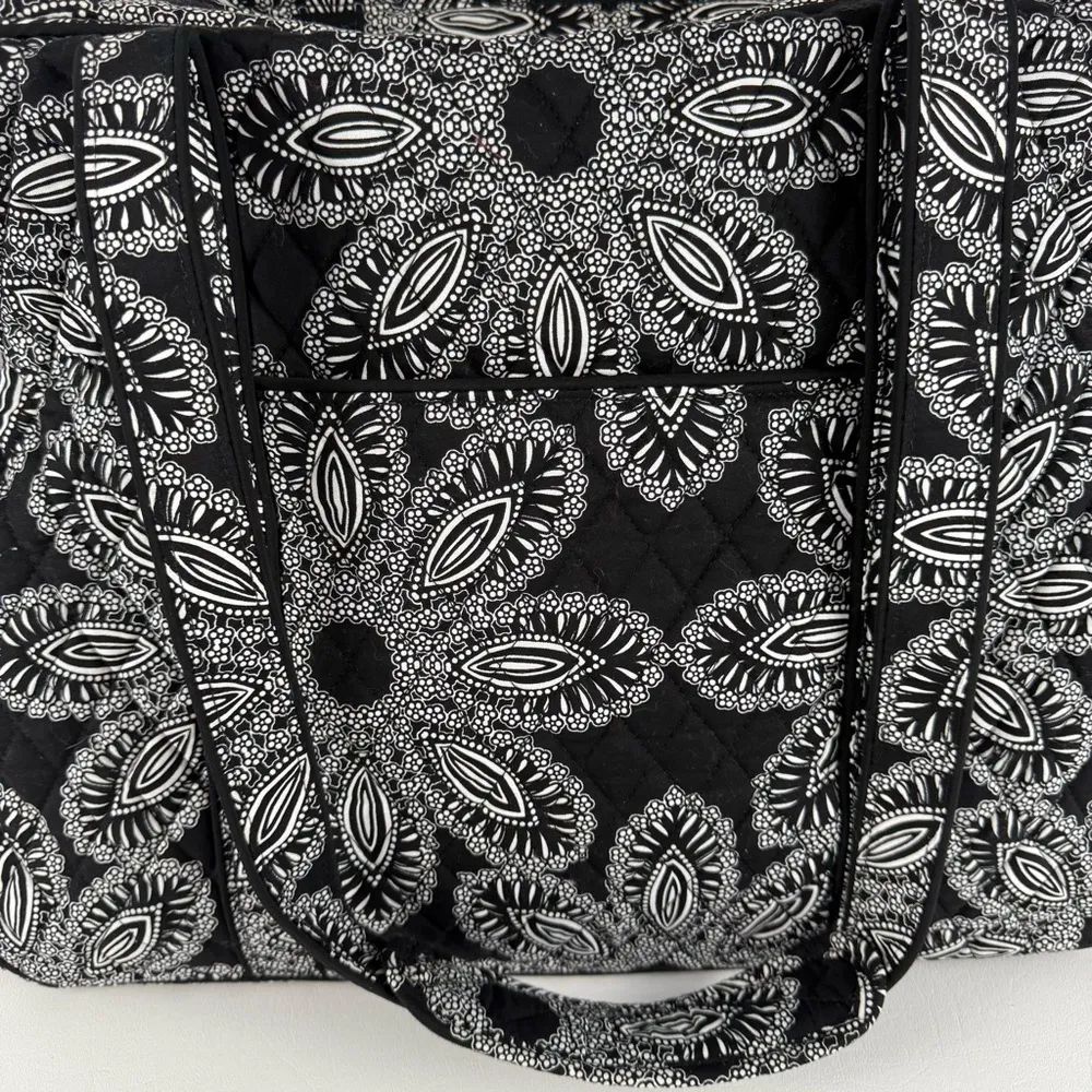 🤍HP🤍Vera Bradley Large Black and White Flower Tote Bag - Image 3