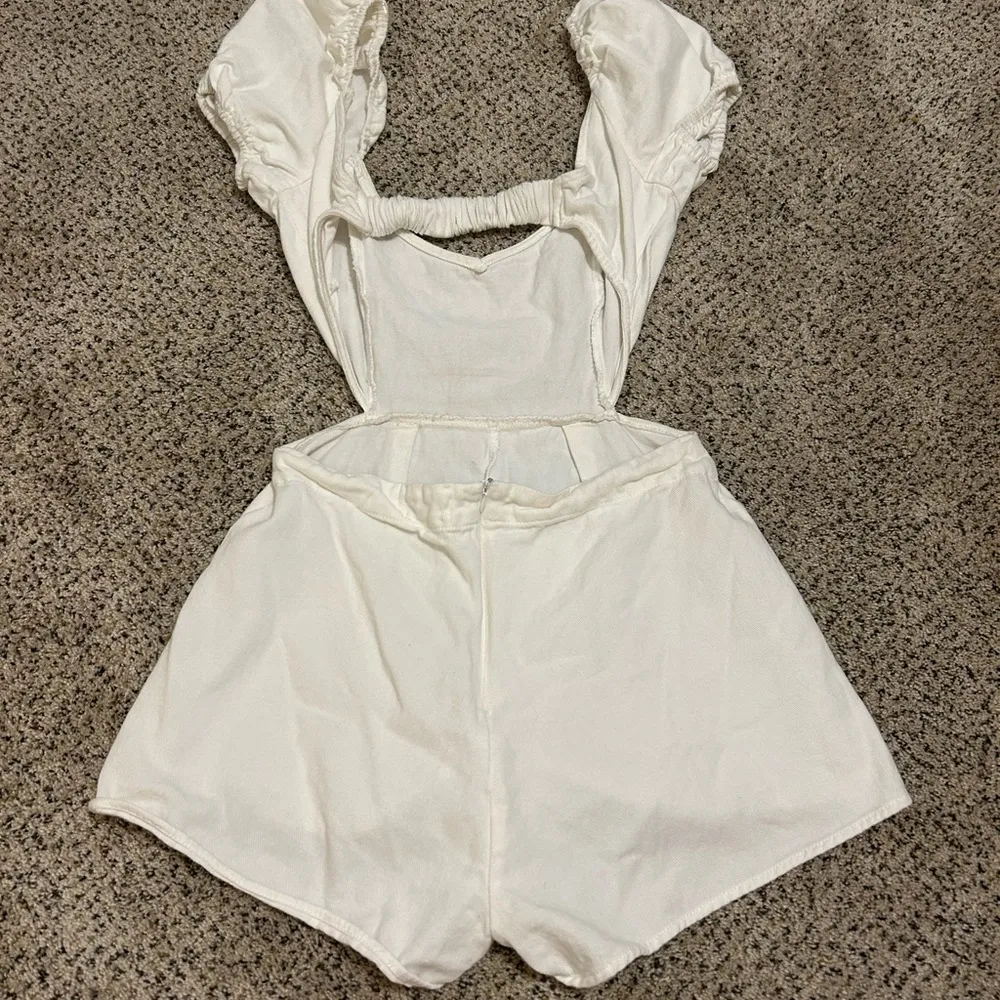 Vestique White Puff Sleeve Romper - Image 3