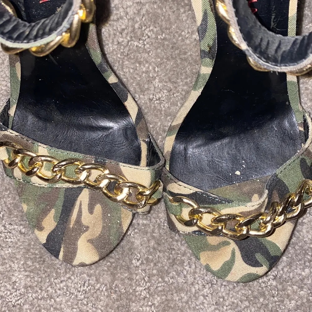 Camo gold chain heels - Image 3
