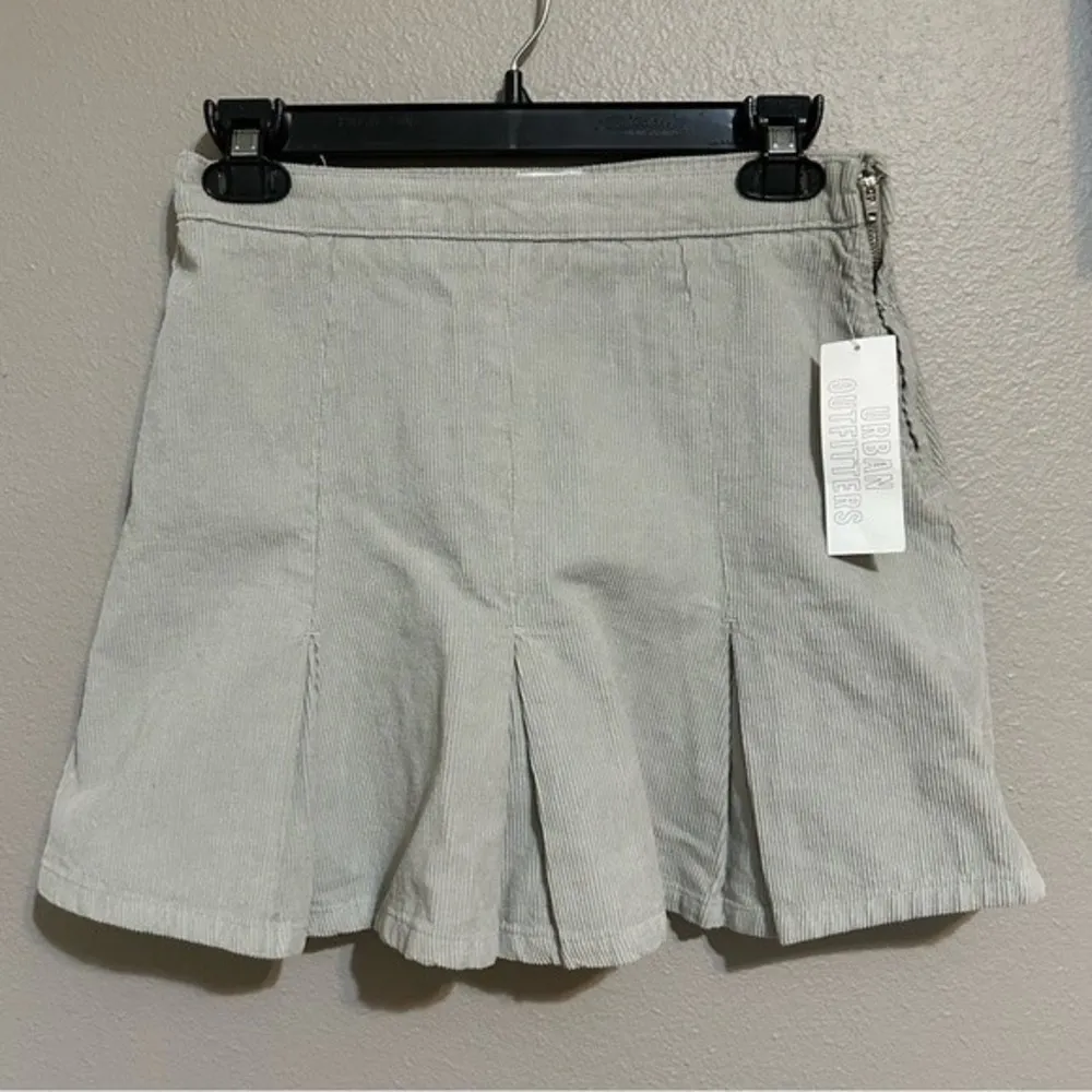 NEW Urban Outfitters BDG neutral corduroy pleated kilt mini skirt size medium - Image 3