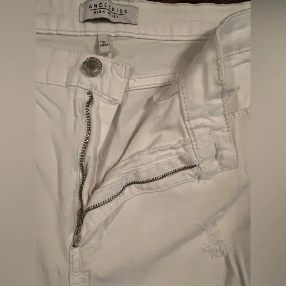 Angel Kiss  | juniors high waisted distressed skinny uwhite jeans. Size: 15. - Image 4