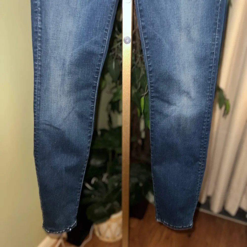 MOTHER The Looker Crop Jeans in Fast Time Wash Size 25 - Image 2