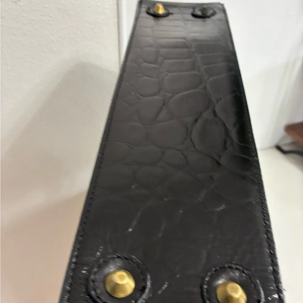 Elegant Black Crocodile-Embossed Leather Tote - Image 5