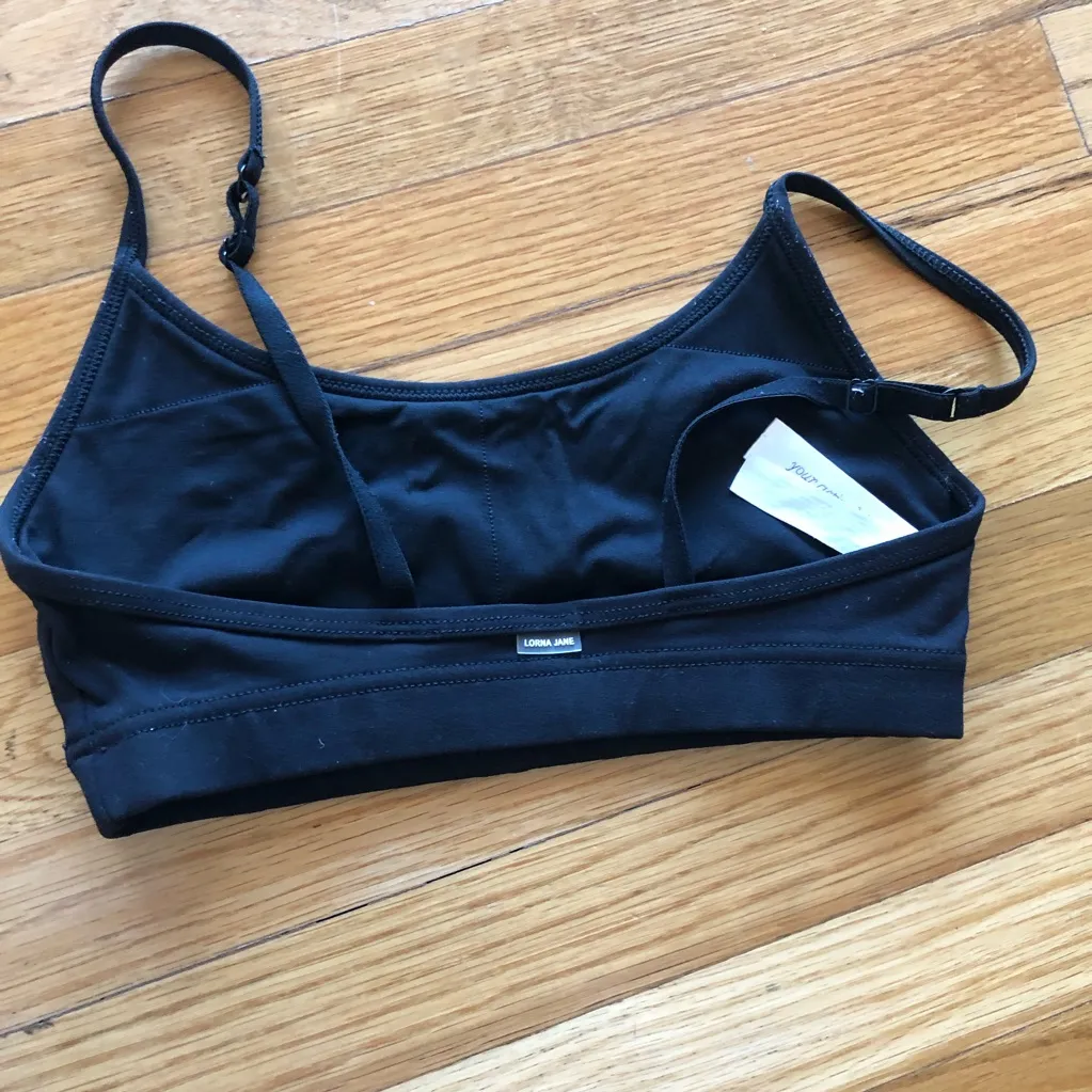Lorna Jane black sports bra , adjustable straps - Image 8