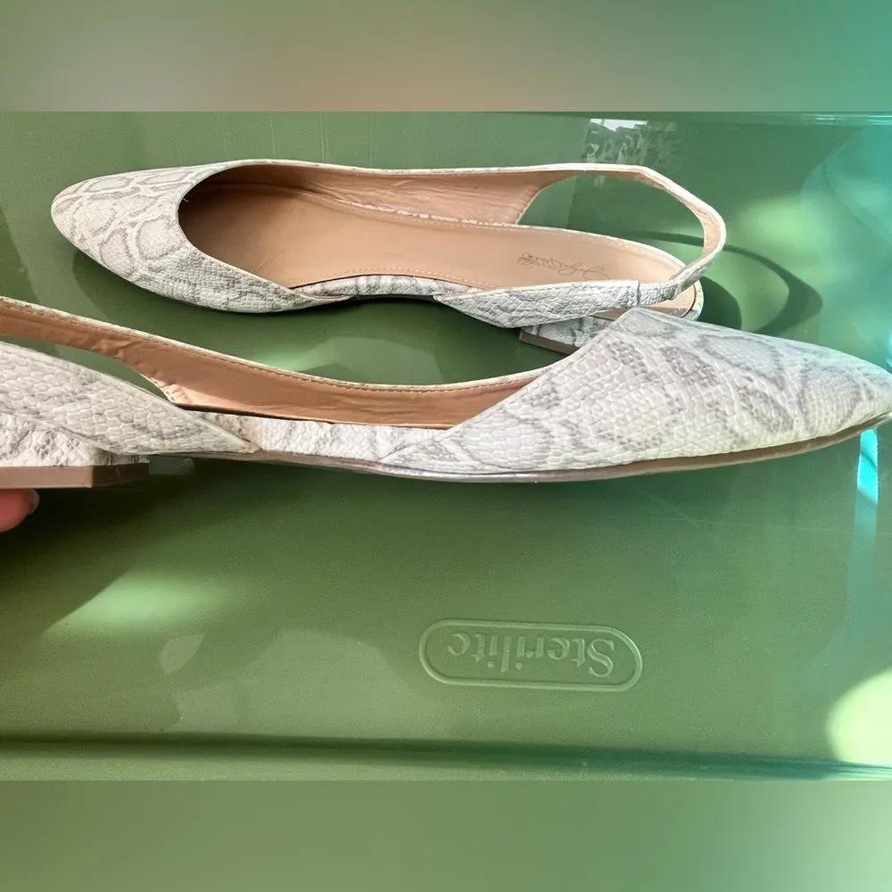 Jaclyn Smith  Women's Marlo White Snake Print Slingback Flat Sandals Size 8M - Image 9