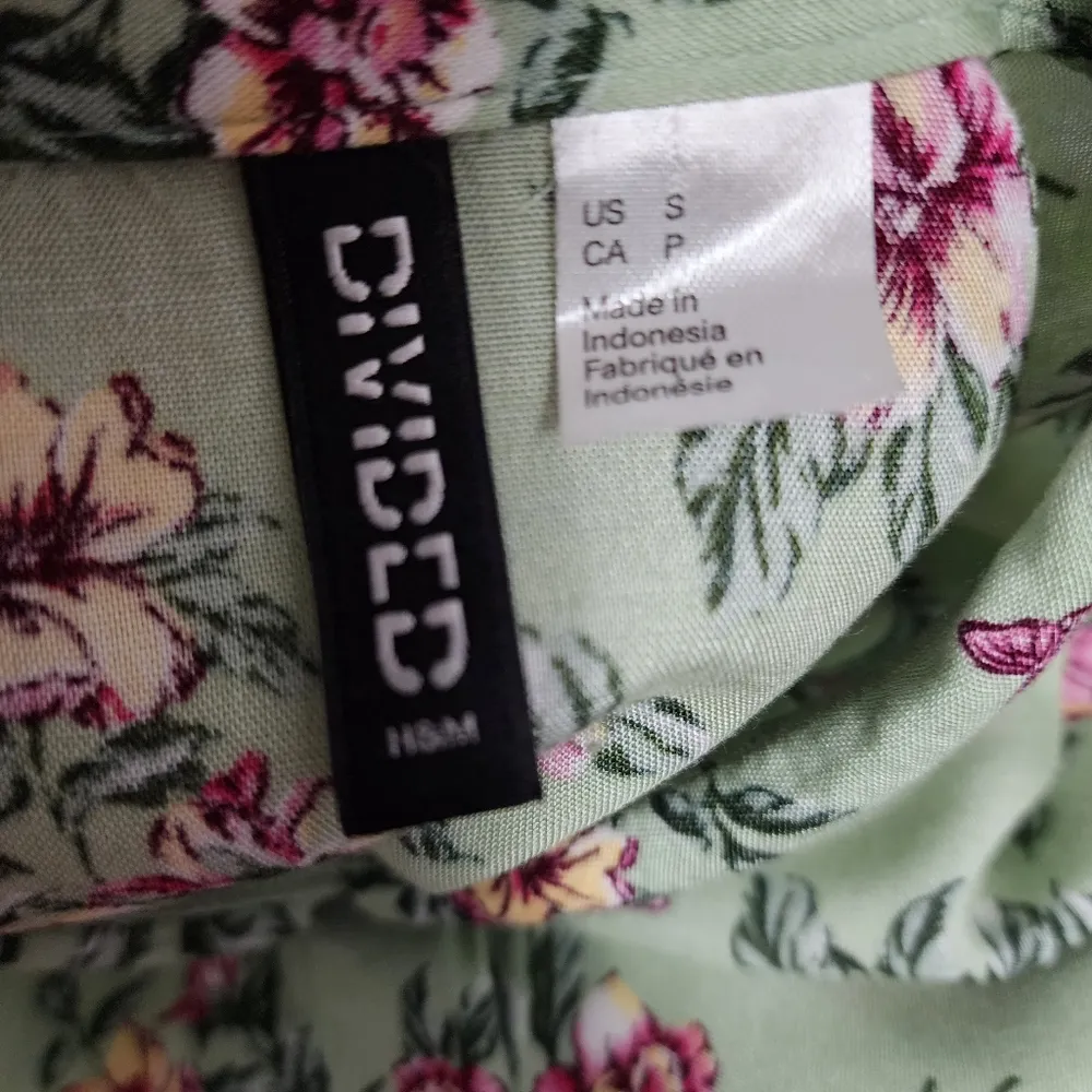 Divided X H&M sage floral button down size small - Image 6