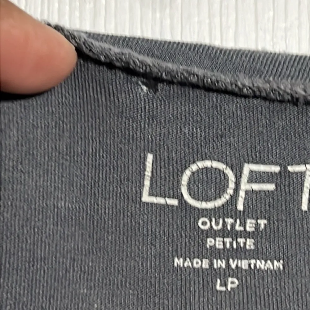 Loft Outlet Women’s Gray top with front design.  Size Large Petite. - Image 6