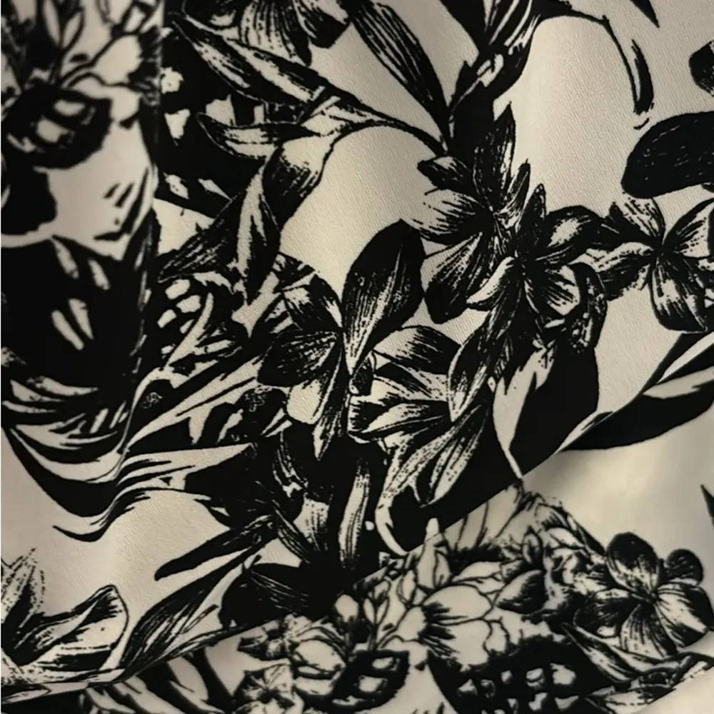 Beautiful White House black market blouse - Image 5