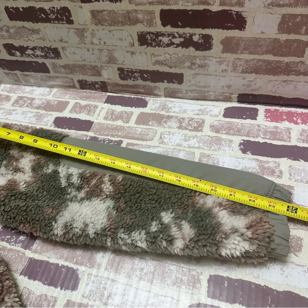 Patagonia Women's Green and Cream Teddy Jacket vintage - Image 11