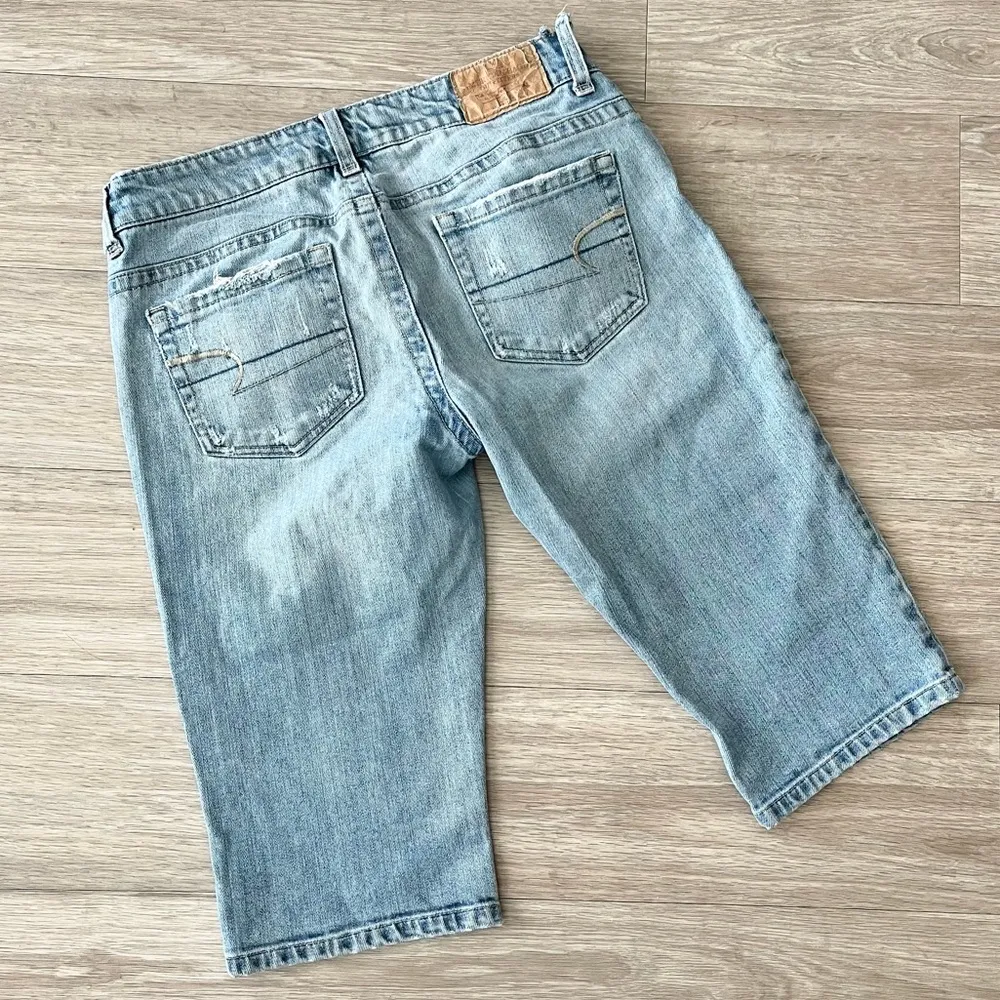 American Eagle Vintage Light Wash Denim Distressed Capri Bermuda Knee Shorts 6 - Image 37