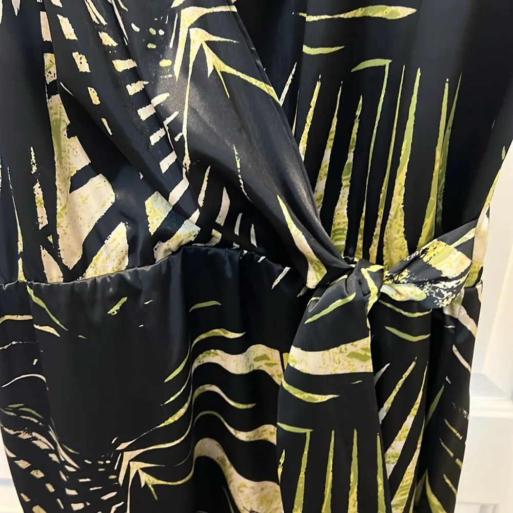 T Tahari LIKE NEW “Lauren Dress” black sleeveless dress Sz 10 midi keyhole - Image 3