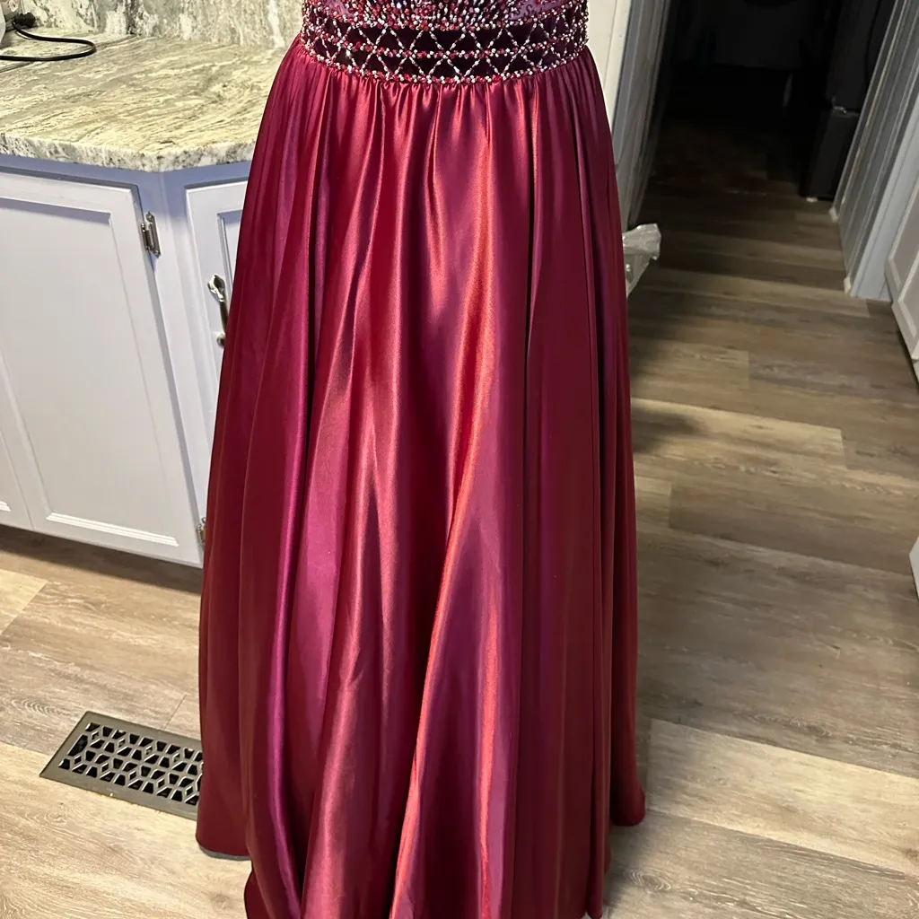 Elegant Burgundy Evening Gown - Image 3