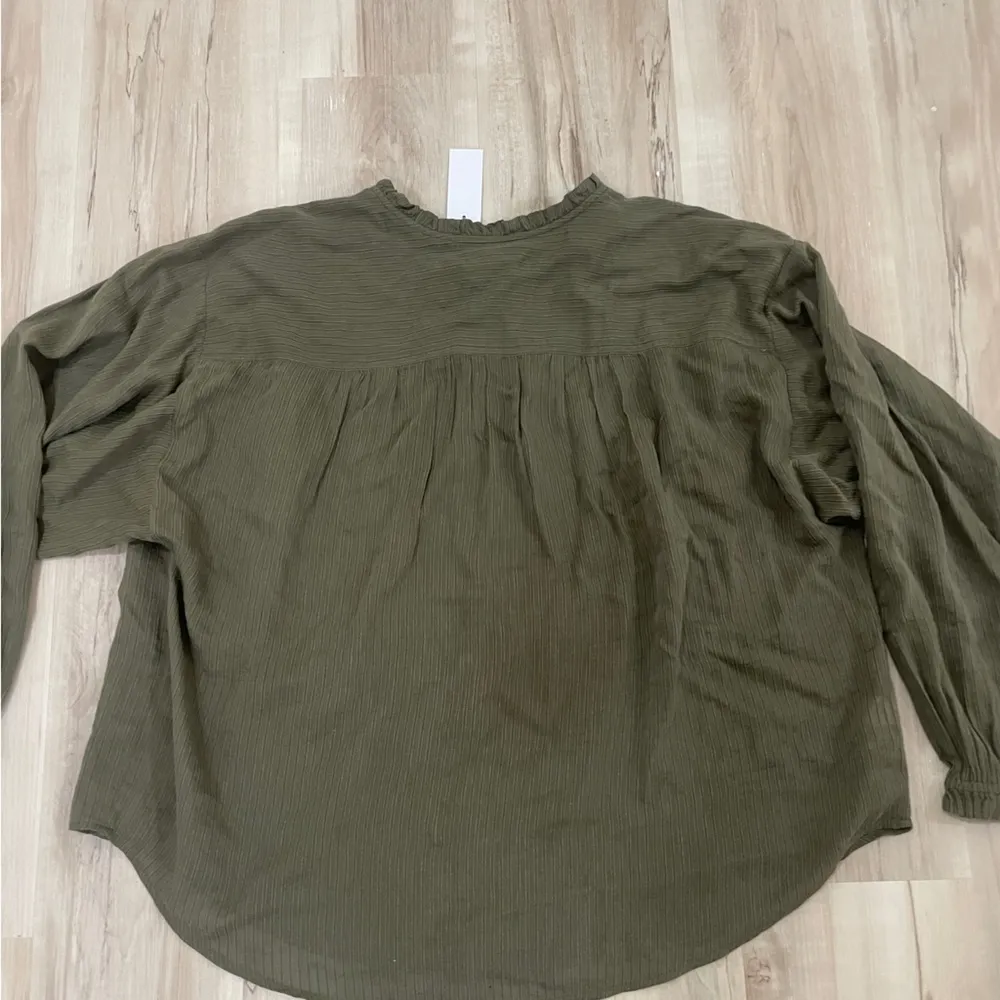 Lift flows billowy blouse Size Large NWT - Image 3