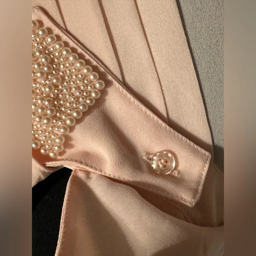 Size 10 vintage pink pleated front blouse with detachable pearl collar area - Image 6