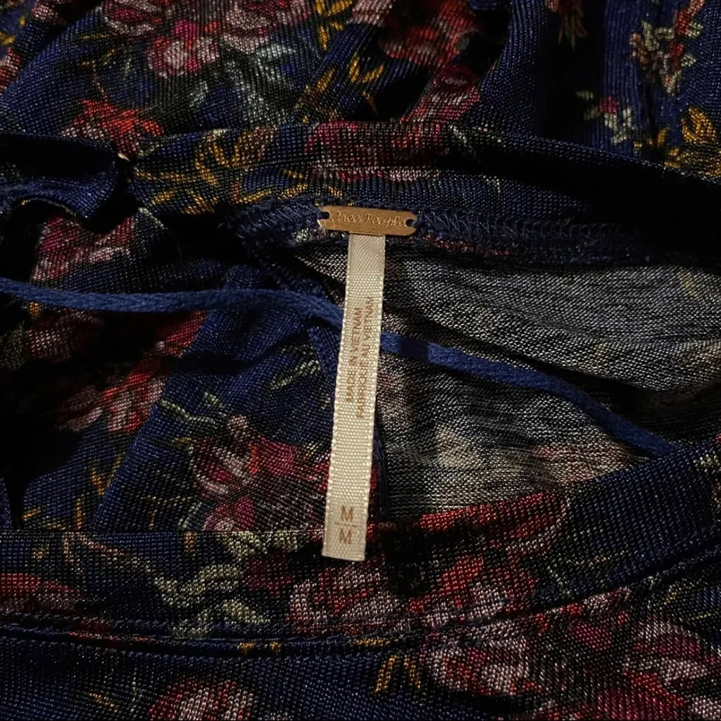 Free People Woman's Dock Street Navy Blue Floral Ruffle Blouse Size Medium - Image 9