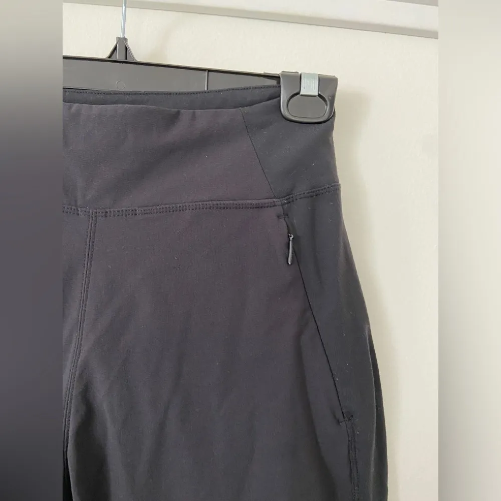 Athleta Highline Hybrid Summiter Tight Pants size 4 Black Pants - Image 2