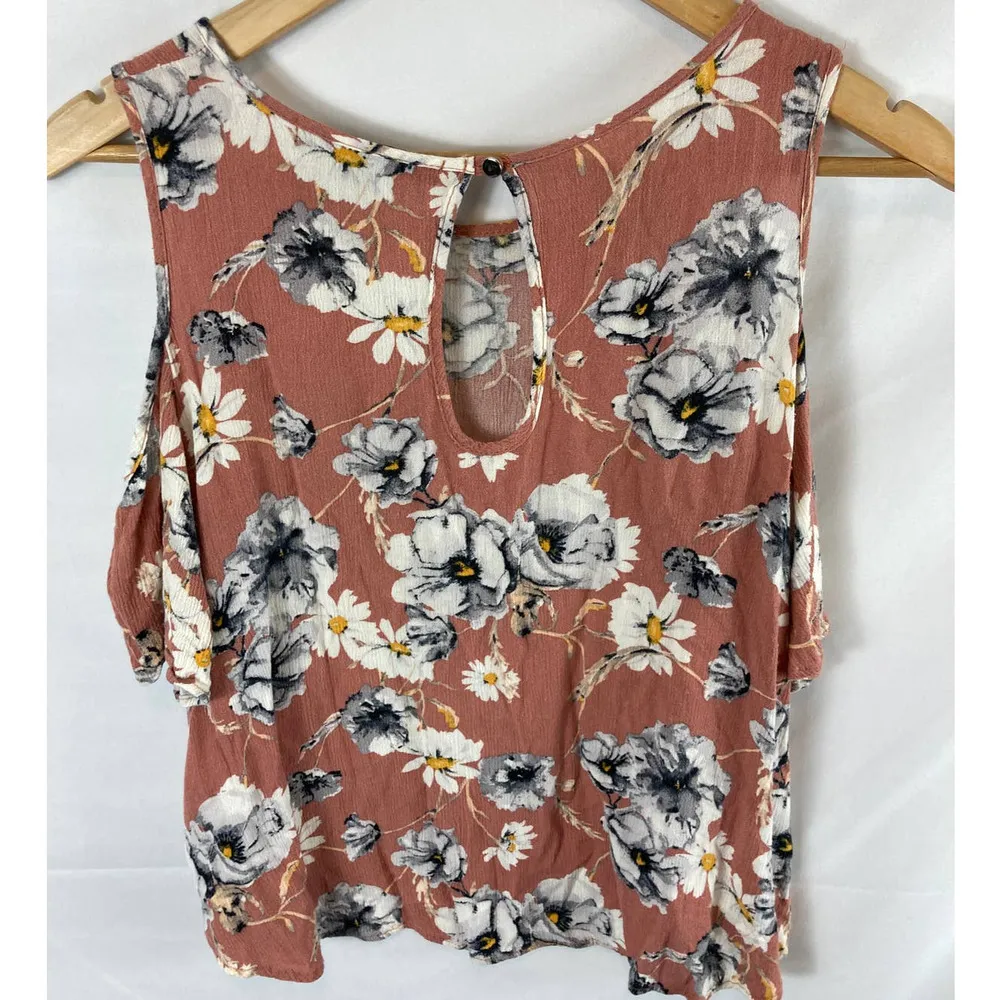 One Clothing Floral Cold Shoulder Textured Blouse Size Medium - Image 6
