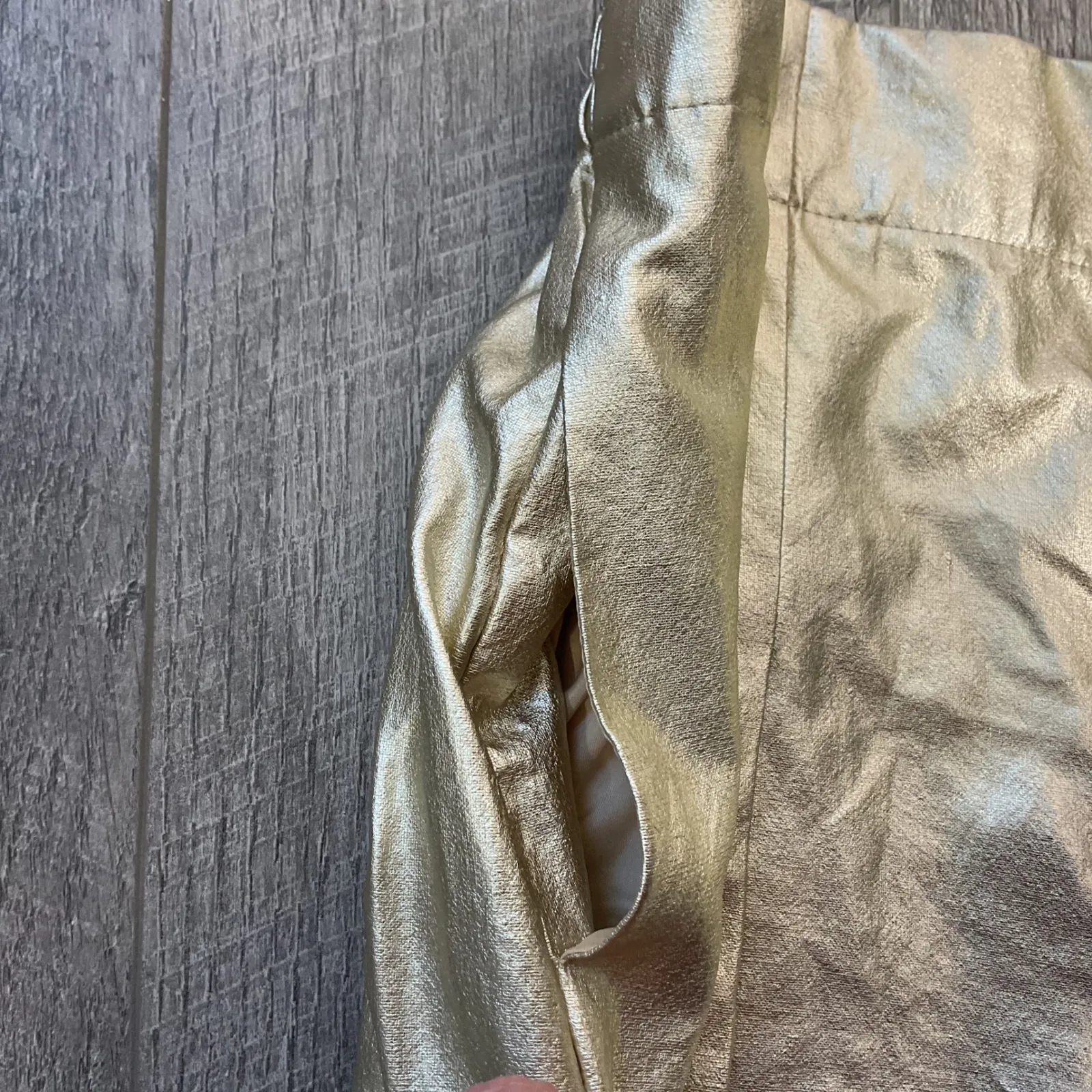 House of Harlow 1960 Gold Foil Pleated High Waisted Shorts Womens Size S - Image 2