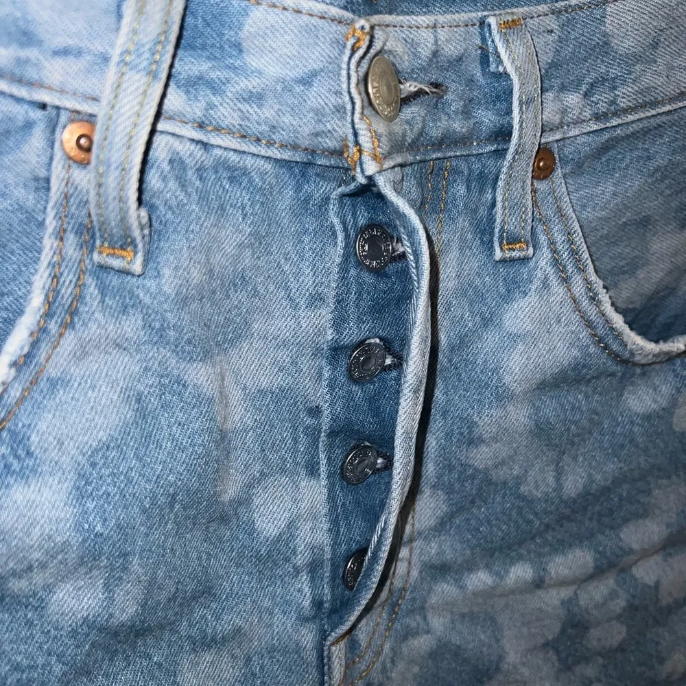 501 Button Fly Shorts Size 27 with Distressing and Flower Print - Image 2