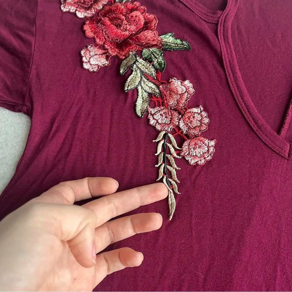 Francesca’s Floral Appliqué Cutout Top Red Size XS - Image 6