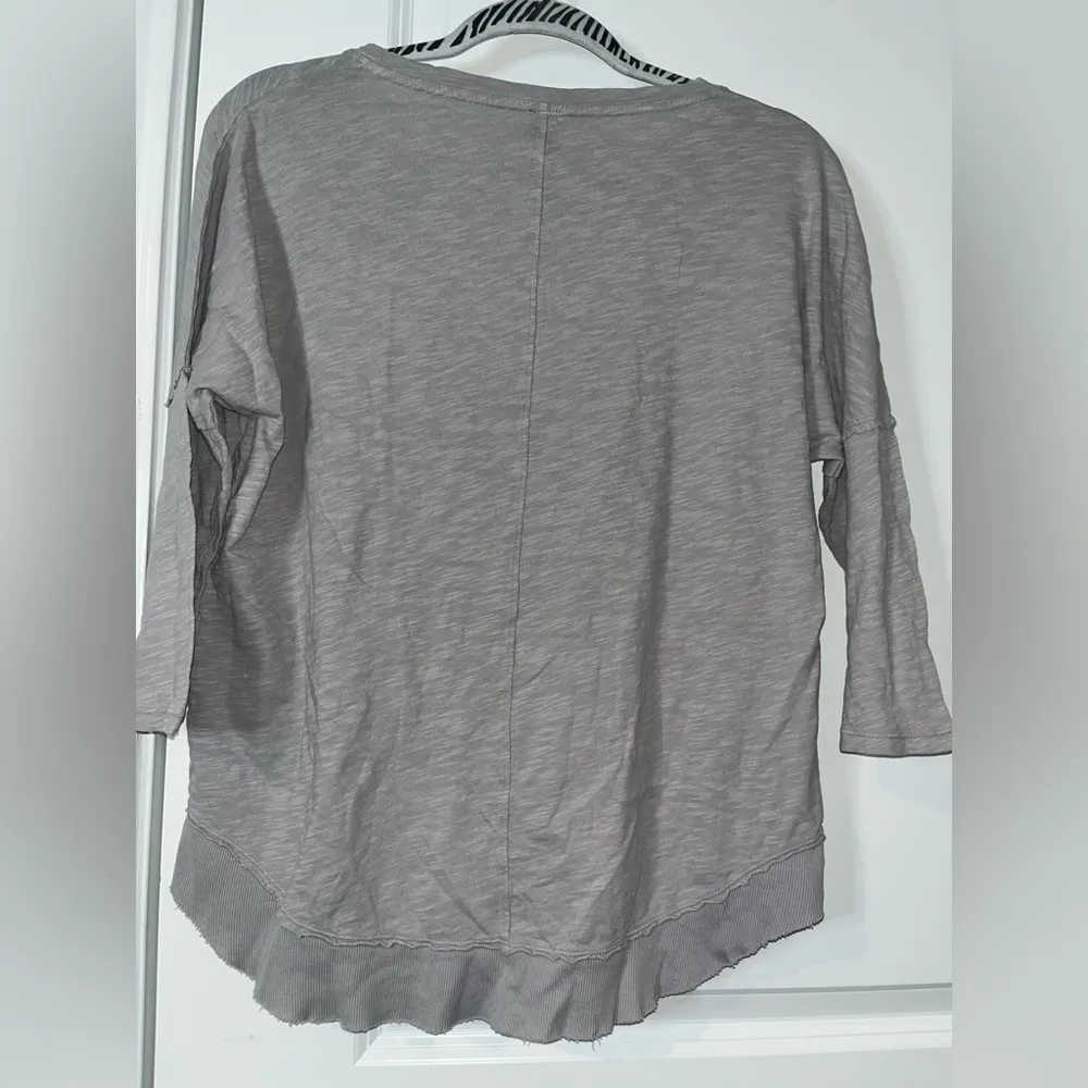 Bobi Los Angeles From Revolve Ladies Size Medium Gray 3/4 Sleeve Scoop Neck Hem - Image 2