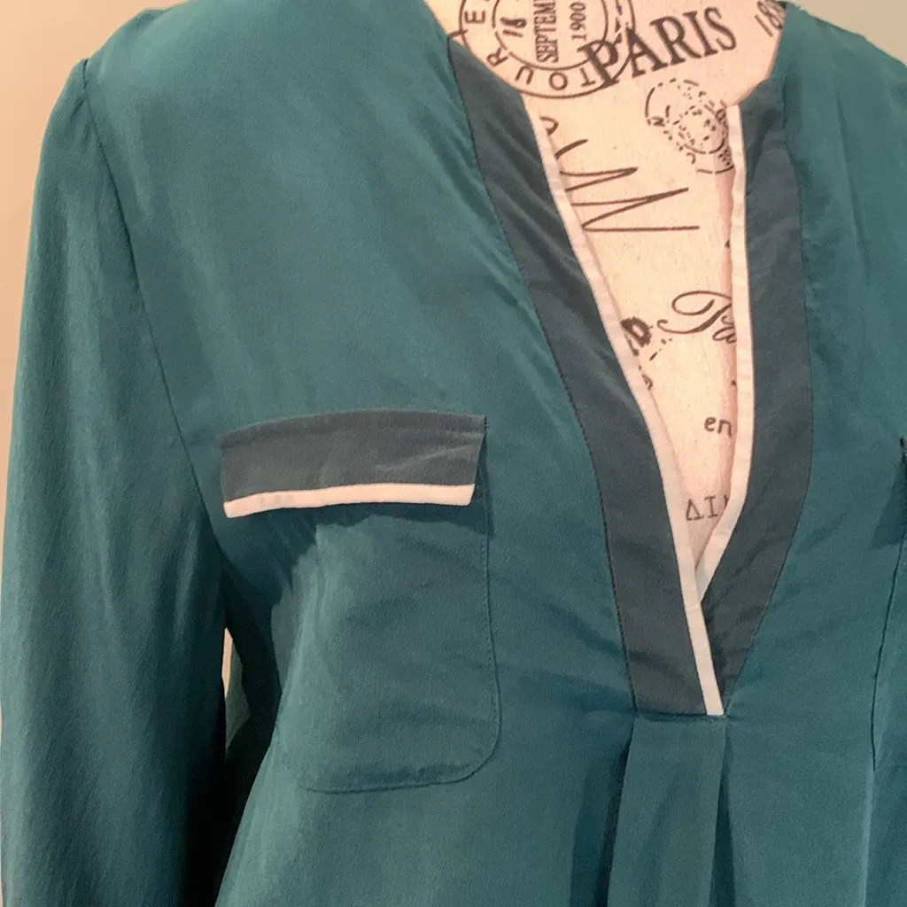 Joie Green Silk Pullover Blouse with Deep V-Neck Women’s Small - Image 2