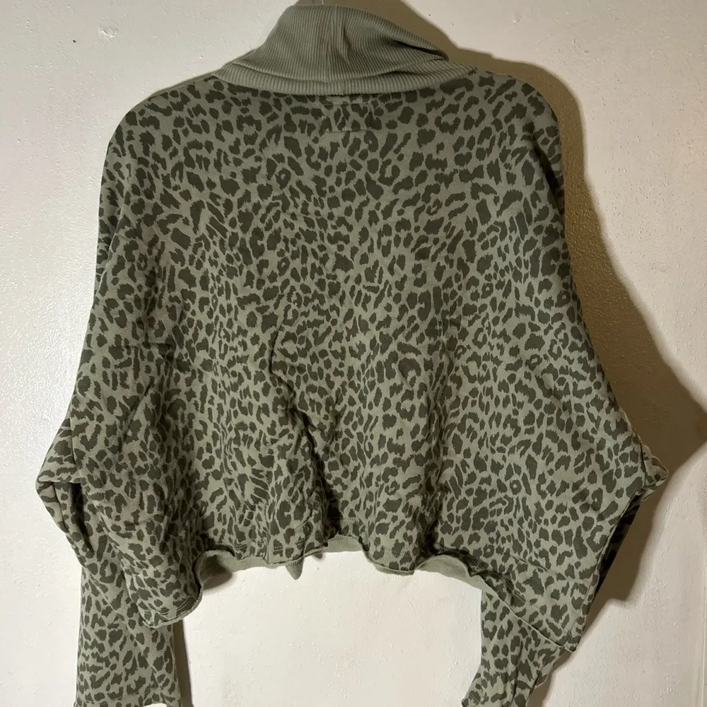 American Eagle  Turtle Neck Crop Sweatshirt Size M - Image 2