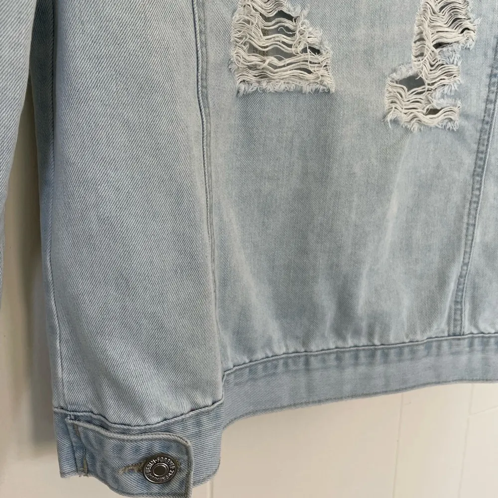 Forever 21 distressed light wash denim jean jacket  ~ holes 90s Y2K ~ Size Small - Image 6