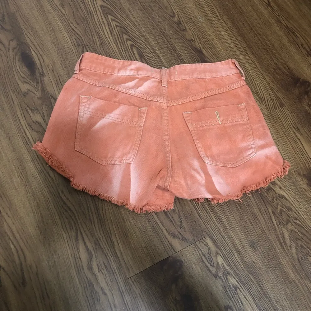 EUC Free People Orange Tie Dye Frayed Jean Shorts Size 26 - Image 3
