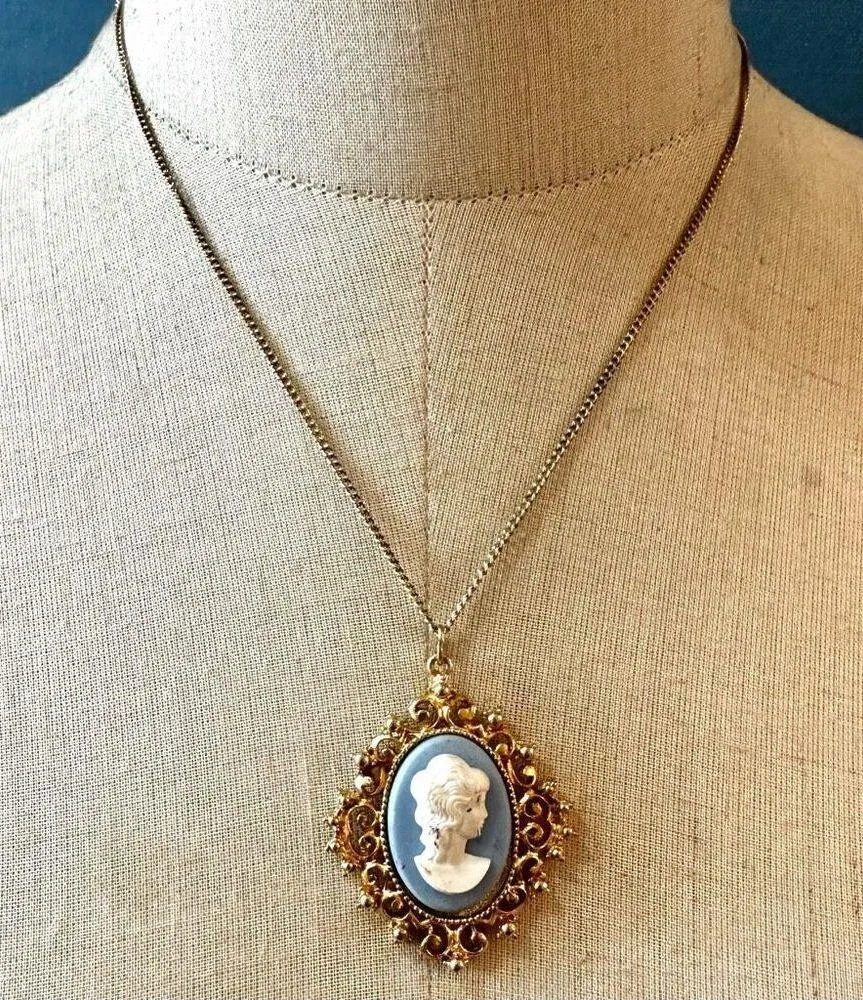 Blue and white Lady Cameo pendant Necklace - Image 2