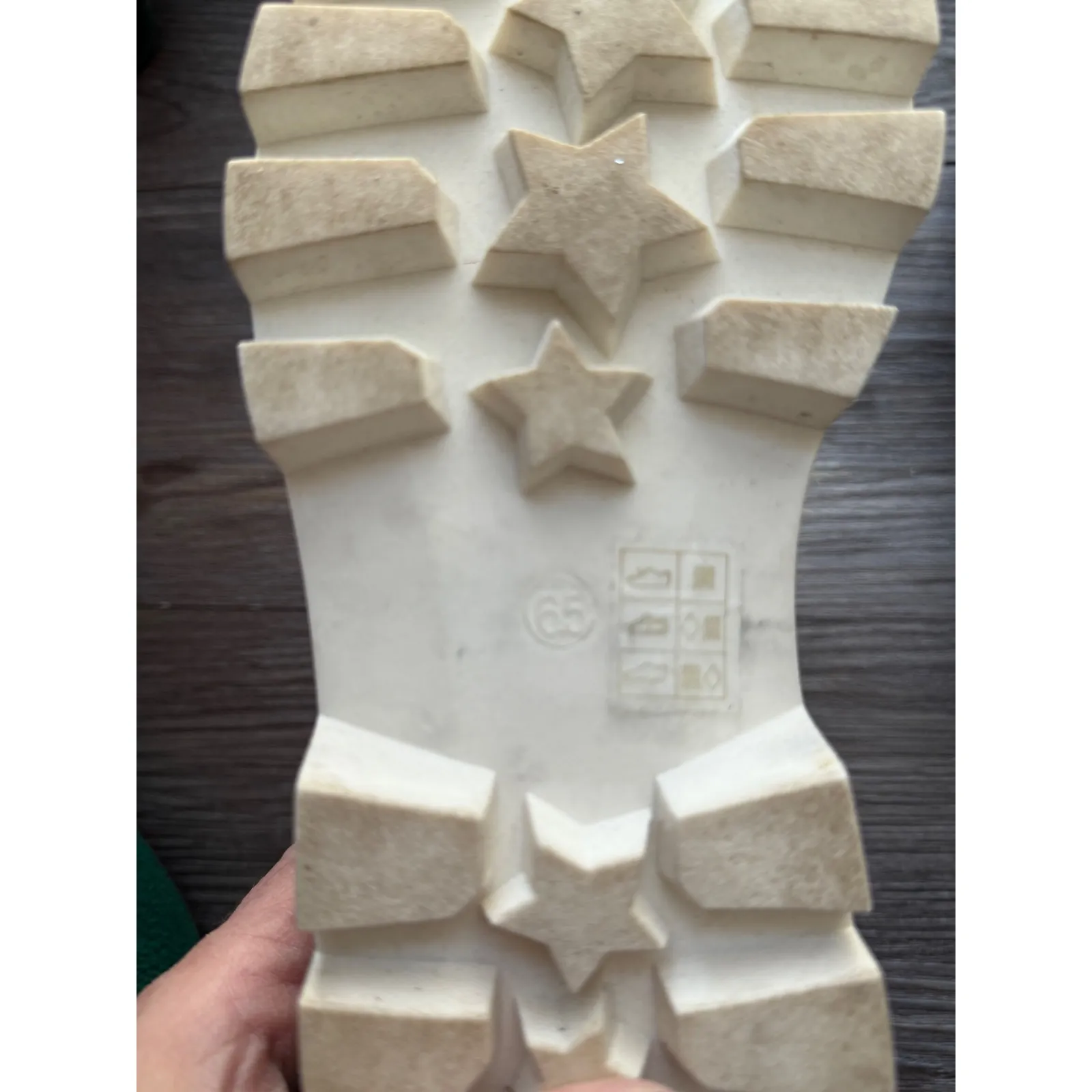 Chinese Laundry Tan Suede Chelsea Boots Lug Sole Star Detail Women's Size 6.5 - Image 4