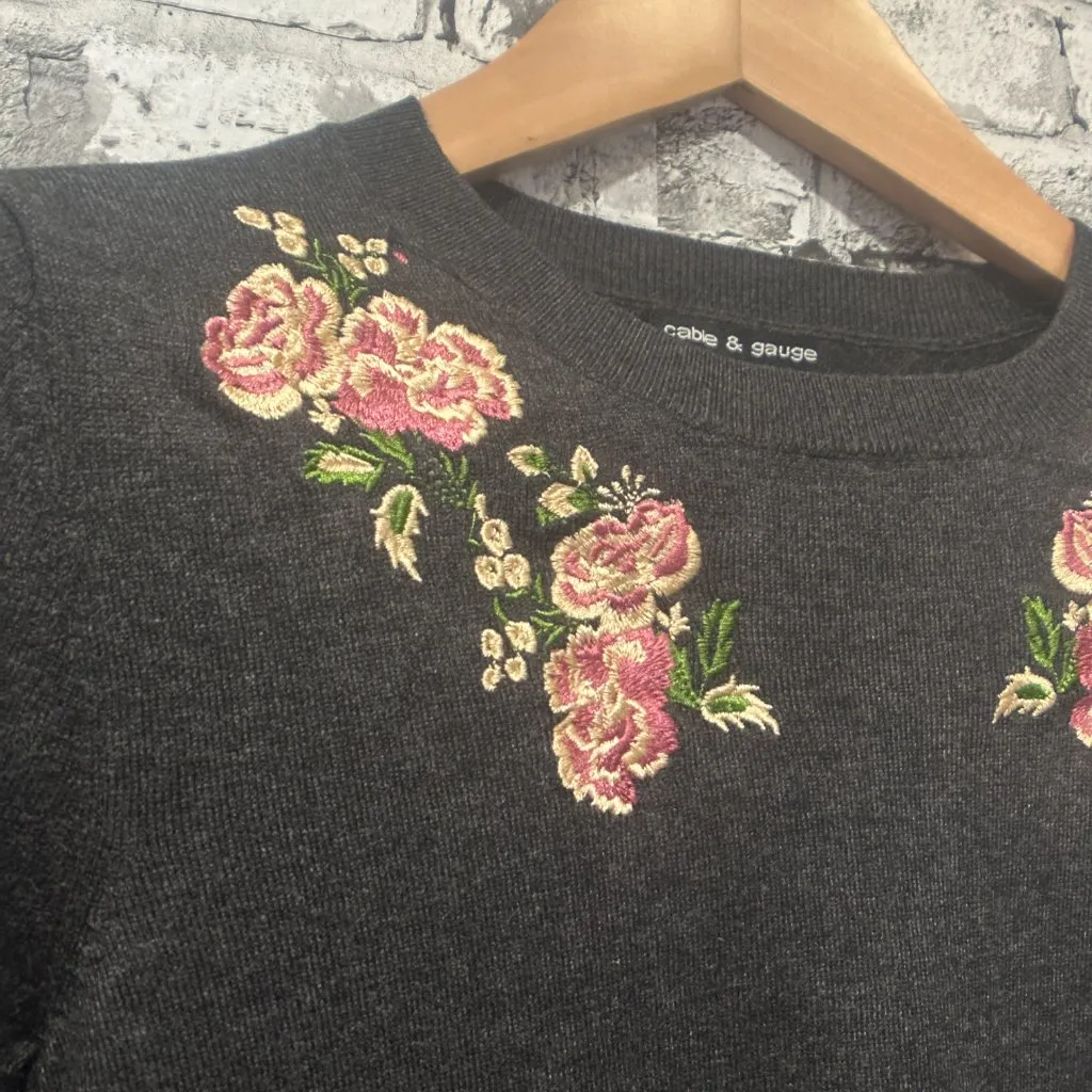 EUC Cable & Gauge Dark Grey Sweater w/ Floral Embroidery Size Small - Image 4