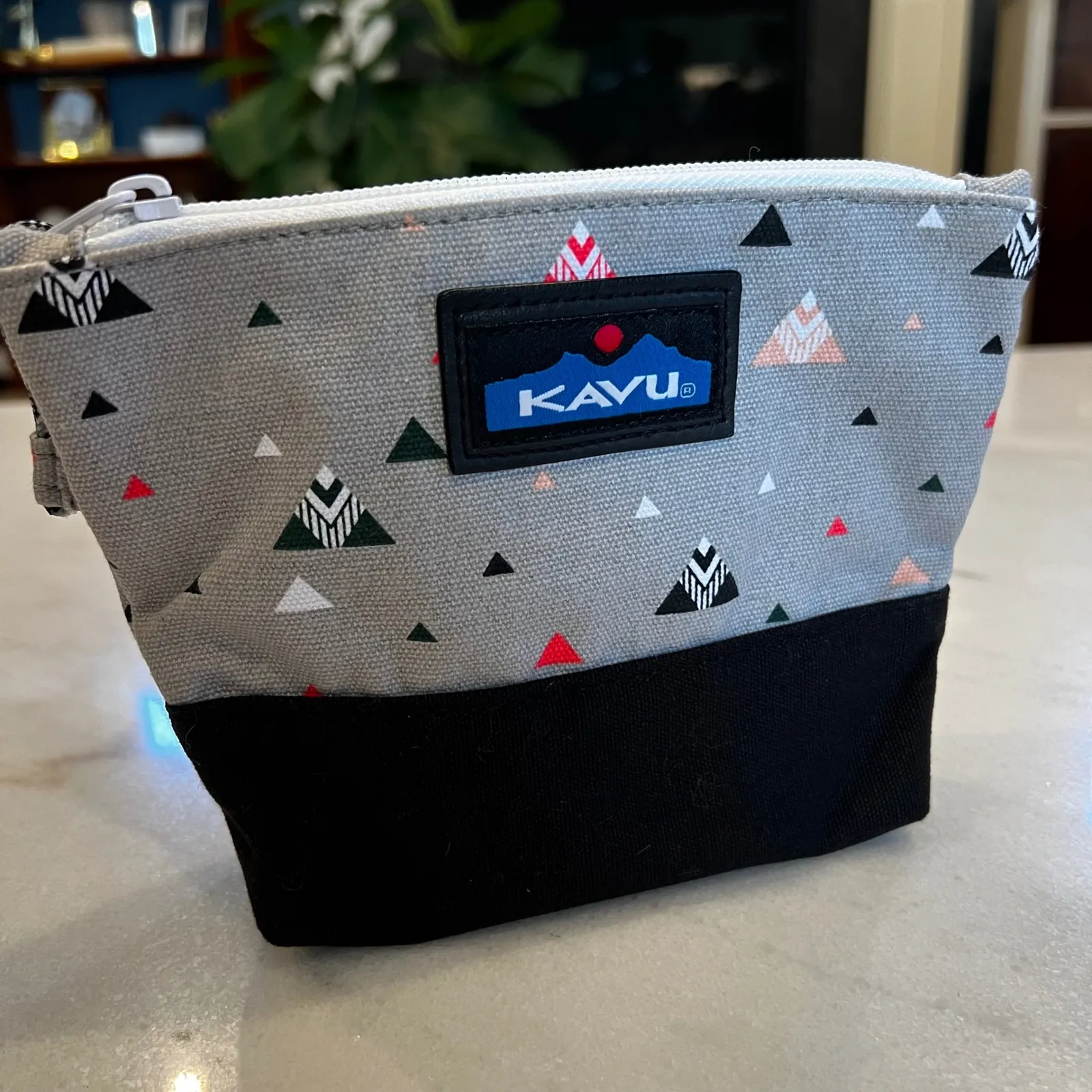 NWOT KAVU Accessory Pouch Zippered Small Cosmetic Bag Gray Triangle Print - Image 1