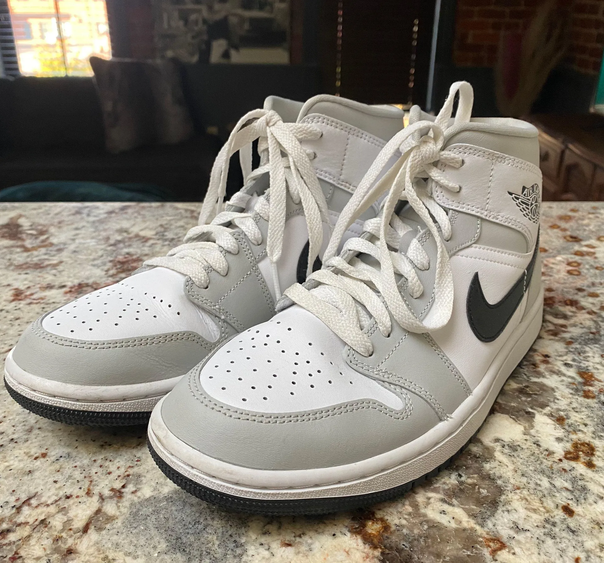 Air Jordans 1 Mid - Image 6