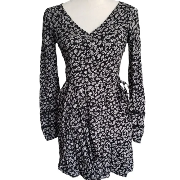 Hollister Black Floral Wrap Mini Dress | Long Sleeve Keyhole | Size Small - Image 8