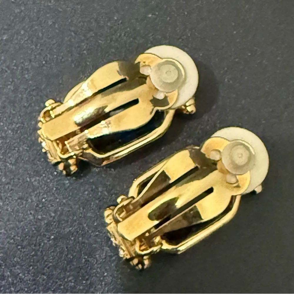 Vintage Unsigned Gold Tone Deep Teal Blue Emerald Cut Rhinestone Clip Earrings - Image 8